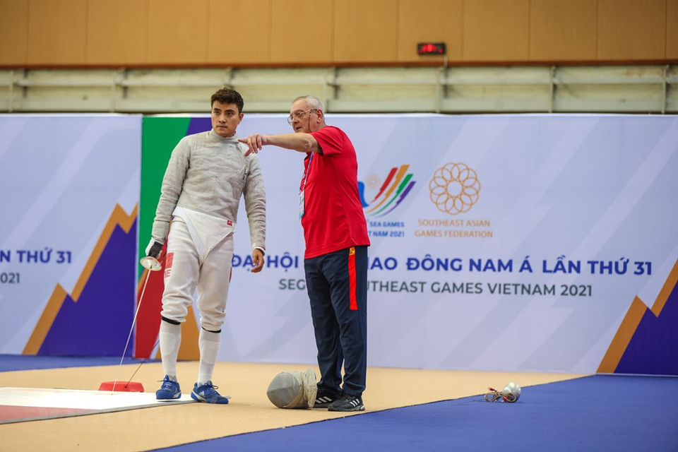 Vietnamese fencing team joins the 31st Southeast Asian Games with 24 athletes. In order to win the three gold medals, the team has gathered since the beginning of January 2022 at the Hanoi National Sports Training Center and the Ho Chi Minh City National Sports Training Center. The medal hopefuls are still national veterans like Vu Thanh An, along with the young swordsmen, including Nguyen Minh Quang (born in 1997), Vu Thi Hong (1999), Phung Thi Khanh Linh (2000), among others. Coach Pham Anh Tuan said that the Vietnamese fencers have tried to overcome obstacles and “speed up” preparation for the golden goal at the SEA Games on their home field. (Photo: VietnamPlus)
