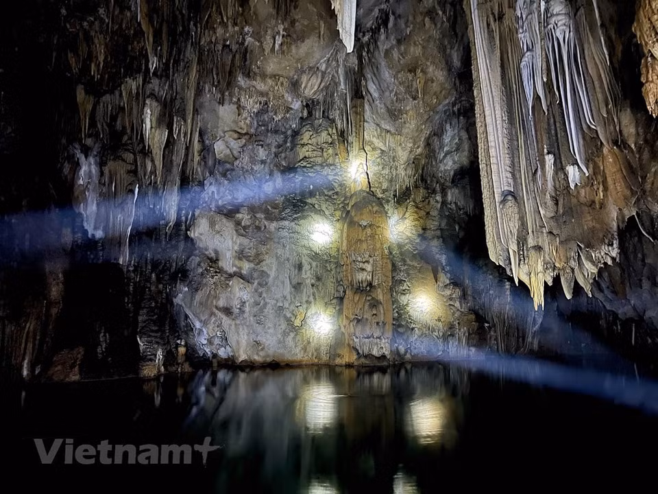 Experienced trekkers find the most attractive thing about Nam Son cave is the unflawed beauty of darkness and quietness of the unexplored chambers. It is the lake spanning nearly 1,000 square metres that makes Nam Son Cave unique. Nam Son cave was likely formed due to volcanic eruptions and the tectonics of limestone mountains and underground rivers that caused erosion. Water droplets of limestone minerals dripped for millions of years, creating many beautiful stalactites and stalagmites. Over the cave ceiling and cave walls are beautifully shaped stalactites. The two sides of the entrance to the cave also have rocky embankments that form a beautiful yet natural aspect to the site. (Photo: VietnamPlus)