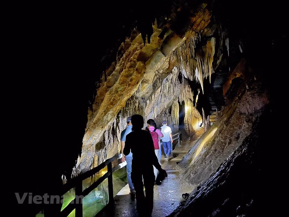 Scientists said Nam Son Cave, 445 metres in length, is one of the best discovered at the Ngoc Son – Ngo Luong Nature Reserve. Although Nam Son was recognized as a national relic site, and investment was channeled to build road into the cave, it is necessary for visitors to make meticulous preparations. Cave exploring in Vietnam is stigmatized for the risks it bears, but professional trekkers believe only carelessness can make this sport dangerous. The sport can also be expensive at times because the gear needed to guarantee safety is not yet widely sold in Vietnam. The fundamental gear to enter caves includes a helmet, flashlight, climbing clothes, and proper climbing footwear for the avid explorer. (Photo: VietnamPlus)