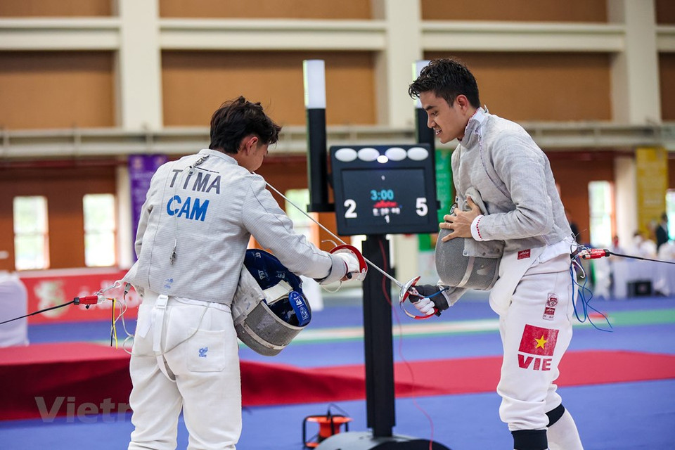Renowned fencer Vu Thanh An gains landslide victory over his rival from Cambodia. There was a time when fencing was considered Vietnam’s golden sport at the region’s largest sport event. In 2015, Vietnam pocketed eight gold medals in 12 events. However, in more recent SEA Games editions, Vietnamese fencing has not been able to record such impressive results. In 2017 and 2019, they only won three and four gold medals, respectively. This has prompted a minimum target of three gold medals at the SEA Games 31, which Vietnam is hosting. Fencing events with 12 sets of medals are taking place at the Hanoi Indoor Games Gymnasium from May 13 to 18. (Photo: VietnamPlus)
