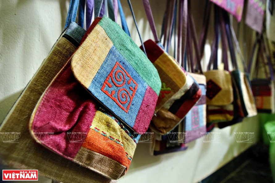 Products made from the traditional fabric of Lung Lam village (Photo: VNP/VNA)