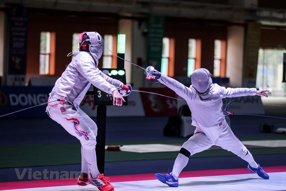 “To solve the lack of contests, the coaching staff increased training for the fencers. The former swordsmen who have left the team are invited back as training opponents for young athletes. All other coaches are willing to put on protective gear and join the field. We have been determined to pass on our experience, methods as well as tactics, thereby partially compensating for the shortfall,” added coach Pham Anh Tuan. In particular, the team even arranged friendly matches between foil and epee fencers. Additionally, the swordsmen were required to focus on technical training to gradually improve their form and avoid unnecessary injuries, thus being in good shape for SEA Games 31. (Photo: VietnamPlus)