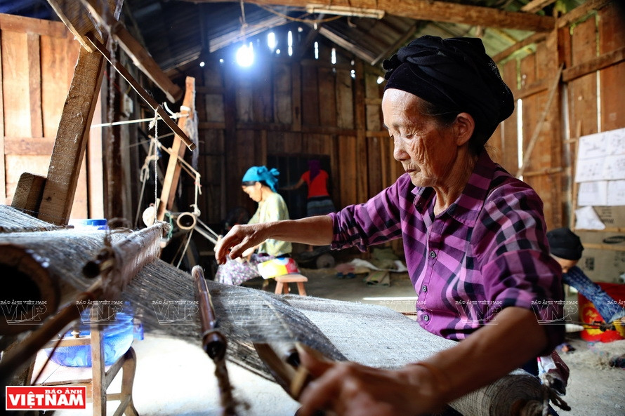 H'mong women make colourful costumes from the stalks of the flax plants. (Photo: VNP/VNA)