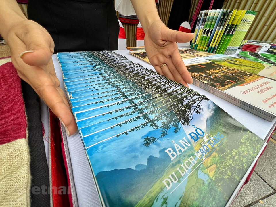 With three major tourism routes, the northern border province of Cao Bang gives visitors the opportunity to explore all landscapes and cultures of the Non Nuoc Cao Bang Global Geopark. The park is one of the most impressive attractions of the province, which has been recognised as a UNESCO global geopark, the second of its kind in Vietnam. Boasting spectacular beauty, the Non Nuoc Cao Bang Global Geopark has become a highlight of Cao Bang province. It helps the locality boost its tourism development and promote its unique culture. Located in the north of Vietnam, 300km from Hanoi, the Non Nuoc Cao Bang UNESCO Global Geopark covers 3,000 sq.km. It covers six districts of Ha Quang, Tra Linh, Quang Yen, Trung Khanh, Ha Lang, Phuc Hoa, and part of Hoa An, Nguyen Binh and Thach An districts. The geopark is home to nine ethnic groups including Tay, Nung, Mong, Dao and the San Chay people.