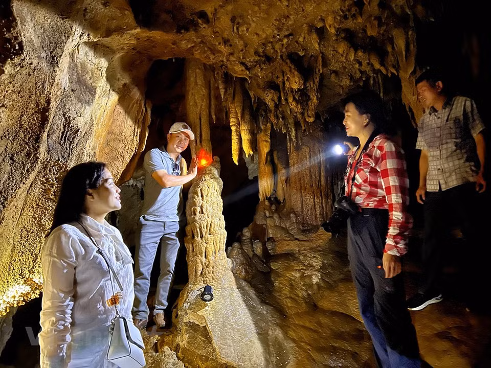 In the time to come, local authorities will channel investments to upgrade and add more facilities to serve visitors to Nam Son national relic site. The move will help diversify tourism products in Tan Lac district. Tan Lac is an ideal destination for those who both love Muong culture and want to enjoy a peaceful life away from the hustle and bustle of cities. Located at the gateway of the northwest region, about 100km from Hanoi, the district has a large, fresh and airy space with preserved traditional values such as Mo Muong -- a popular ritual ceremony which has become the unique cultural heritage of the Muong ethnicity. Mường gongs are also part of the local heritage, as are many unique traditional handicraft products such as hand-loom weaving, knitting, can wine (rice wine stored in a big jar and drunk with long bamboo stems) and folk festivals. (Photo: VietnamPlus)