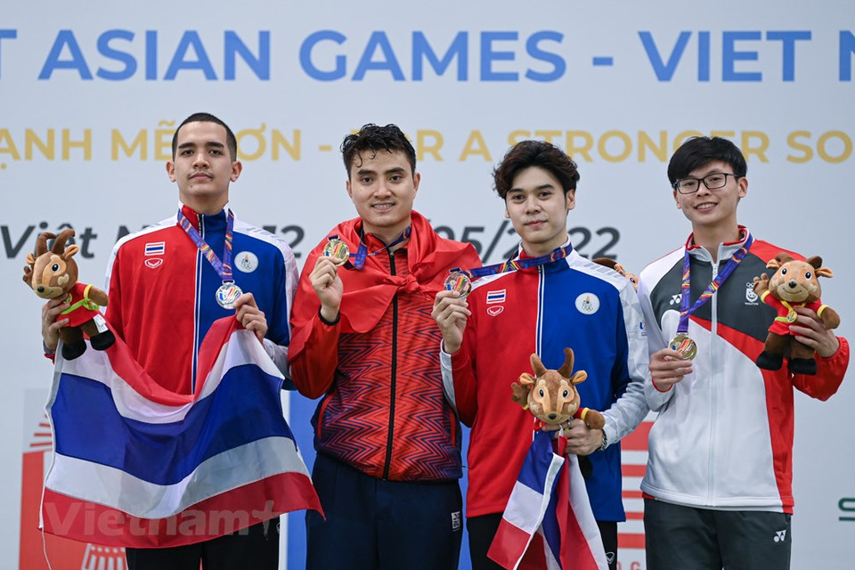 Earlier, An said his main rival would be Voragun. He is only 23 but has shown his talent since the 2017 Games five years ago. As far as An knew, he had participated in many events abroad in the last two years. Recently, he travelled to Hungary and competed in the World Cup. Besides, Singaporean athletes also form a strong team. They replaced Vietnam in the overall leading position of fencing in the previous Games. Although they have not taken An’s throne yet, three years have passed and things have changed a lot. The champion, however, has massive support from family and friends, which he said brought a little pressure but strong encouragement, the likes of which he has never had before. Then An successfully protects his throne. (Photo: VietnamPlus).