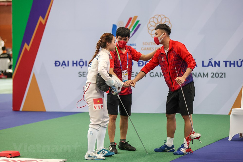 In the photo: Vu Thi Hong has an excellent win over her Thai rival Vasanasomsithi Pacharaporin with a score of 13-12 to earn a berth to the semi-final round. In comparison with Singapore and Thailand - its chief rivals in Southeast Asia, Vietnamese fencing is obviously falling behind in preparation for the upcoming SEA Games. According to head coach Pham Anh Tuan, while fencers from other countries participate in 8-10 international tournaments in a year, Vietnamese swordsmen barely compete internationally. Besides, the lack training equipment is a headache for fencing coaches and athletes, which has been chronic Games after Games, according to Pham Anh Tuan. (Photo: Vietnamplus)