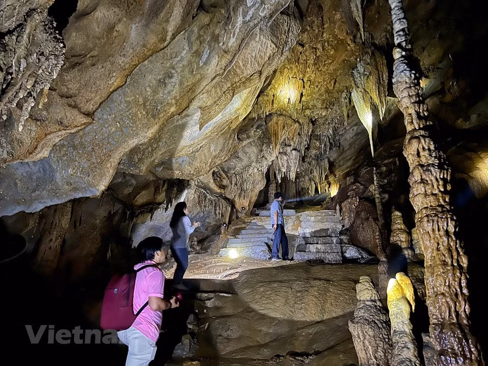 Duong said the local residents have been aware of the cave for a long time. However, the darkness of the cave interior makes it difficult to explore without the proper lighting and climbing equipment. A group of farmers that were working in the daytime heat decided to use the light to go inside the cave, hoping to find water to quench their thirst. In their search to quench their thirst, they found a large emerald lake inside the cave. The lake spans nearly 1,000 square metres and is a distinct feature of the Nam Son Cave that doesn’t exist in other sites. In the photo, the water erosion process forms yellow and white stalactites with many beautiful and mysterious shapes. (Photo: VietnamPlus)