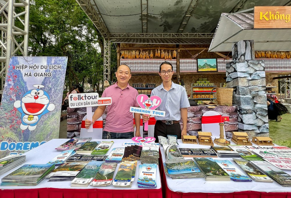 The activities form part of the culture and tourism week in the region, comprising the six northern mountainous provinces of Ha Giang, Tuyen Quang, and Thai Nguyen provinces. Also included is Bac Kan, Cao Bang and Lang Son provinces, and Hanoi. The opening ceremony will be held in the capital city on the night of April 16. Along with specialties from the localities, the programme features art performances highlighting traditional culture of residents in the region. The week marks the first time the annual “Travelling through heritage areas of Viet Bac region” programme, in its 13th edition was organised to promote local tourism in Hanoi. (Photo: VietnamPlus)