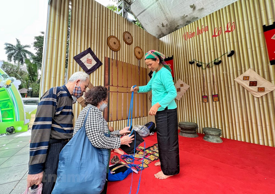 The annual “Travelling through heritage areas of Viet Bac region” programme spreads over six north-western provinces of Ha Giang, Tuyen Quang, Cao Bang, Bac Kan, Thai Nguyen, and Lang Son. It aims to promote the culture and tourism of the six provinces that have great potential with well-known destinations like Ba Be Lake (Bac Kan), Dong Van Karst Plateau (Ha Giang), Ban Gioc Waterfall (Cao Bang), and Na Hang hydropower reservoir (Tuyen Quang). Six north-western provinces shares many similarities in natural, economic, cultural and social conditions. In addition to their tradition of exchanging and collaborating with each other in various fields, their cooperation in tourism development is crucial, laying a firm foundation for promoting and introducing local landscapes, people, and culture. (Photo: VietnamPlus)