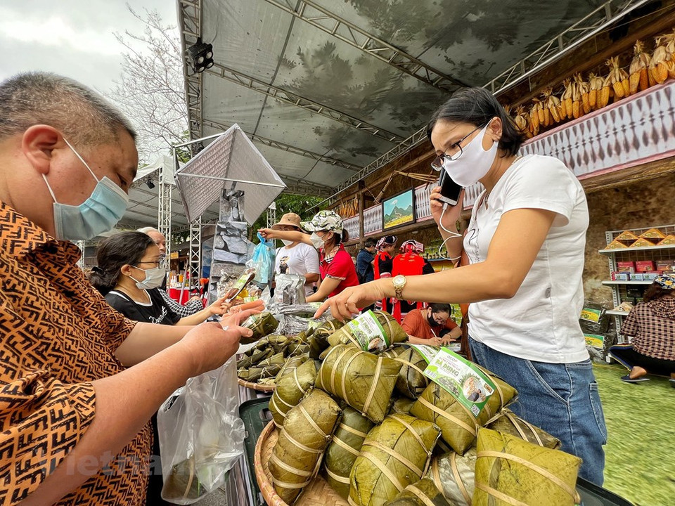 The Culture and Tourism Week of Hanoi and six provinces of northern mountainous will run in Hanoi until April 17. It is expected to introduce the cultural space of the six provinces to visitors through many special activities, including exhibitions on the northern region’s cultural heritages, typical products, and unique landscapes. Participating in the program, Hanoi will host a number of exhibitions displaying pictures and models of the capital city's history and culture. As for visitors to the event, they will have the opportunities to experience standout cuisine of northwestern mountainous region, while having a deeper insight into the region’s tourism development. (Photo: VietnamPlus)