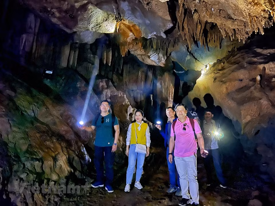 Nam Son cave’s stunning beauty is shaped by its special dark and cool interior and a large emerald lake. Natural splendor awaits those who enter inside the cave. Nam Son Cave was recognized as a national relic site in 2008, four years after it was found. The cave is located in the buffer zone of the Cuc Phuong National Park, and Ngoc Son – Ngo Luong Natural Reserve. Vietnam is renowned for its jaw-dropping cave system. Cave exploration is still new to most Vietnamese people. Actually, cave exploring in the country is stigmatised for the risk it bears, but professional trekkers believe that with the right equipment and training, the exploration of the cave system is not dangerous. (Photo: VietnamPlus)
