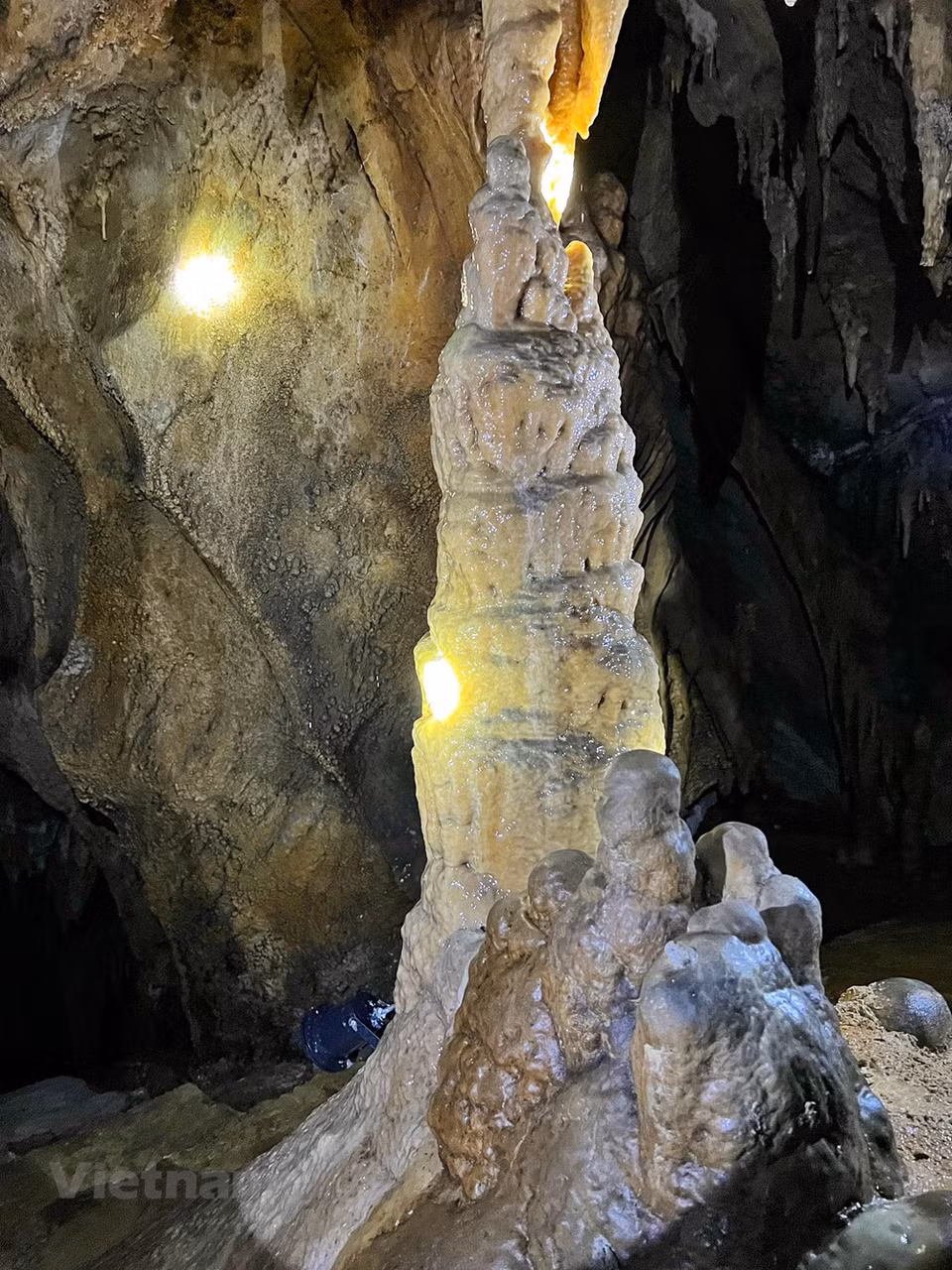 According to a local official, Nam Son, 1,000 metres above sea level, cave was formed millions of years ago. However, it remains mysterious since the cave has not received any planning from the local authority. Nam Son cave was likely formed due to volcanic eruptions and the tectonics of limestone mountains and underground rivers to cause erosion. Water droplets of limestone minerals dripped for millions of years, creating many beautiful stalactites and stalagmites. Throughout the cave ceiling and cave walls are beautifully shaped stalactites. The two sides of the entrance to the cave also have beautiful rocky embankments that guard the naturally-formed entrance. (Photo: VietnamPlus)