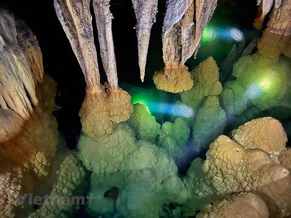 Although Nam Son is much smaller than the famed Son Doong Cave, which was formed two to five million years ago, and is roughly 200 metres wide, it is worth a visit. According to Dinh Van Phuong (a resident in Do hamlet, Van Son commune), a safe guard at the cave, Nam Son cave is 1,000 metres above the sea level. It is located in Ton hamlet, Nam Son commune, Tan Lac district, about 25 kilometres to the south of the northern province of Hoa Binh. Nam Son cave, or Ton cave, was discovered in January 2004 but today it remains untouched. (Photo: VietnamPlus)