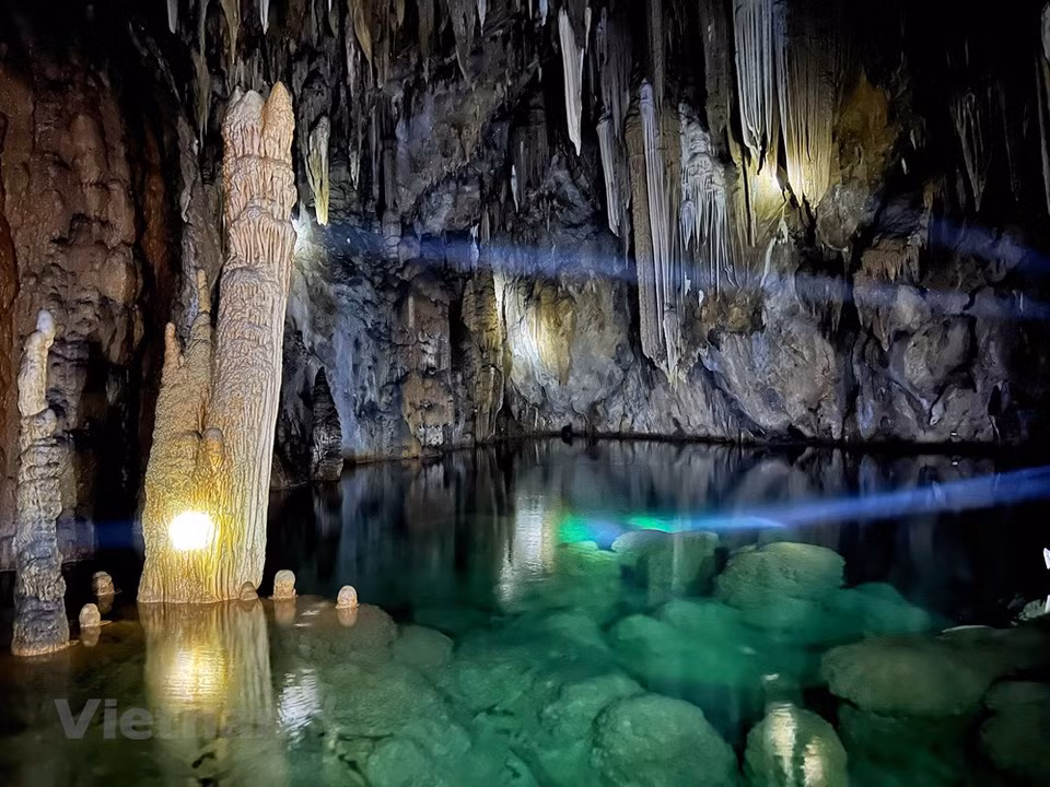 Vietnam is well-known for its breathtaking cave system, with the most famous one being Son Doong in the central province of Quang Binh. Son Doong Cave, the world’s largest cave in Quang Binh Province, has been listed among “20 record-breaking natural wonders” by the US news site Insider. Son Doong Cave is part of the Phong Nha-Ke Bang National Park, which is estimated to be between 400 million and 450 million years old. The nine-kilometre-long cave was declared the world’s largest and opened to tourists in 2013, four years after members of the British Cave Research Association finished their exploration. Registration for Son Doong tours is organised between June and August this year by Oxalis, the only private company licensed to explore and conduct tours of Son Doong. (Photo: VietnamPlus)