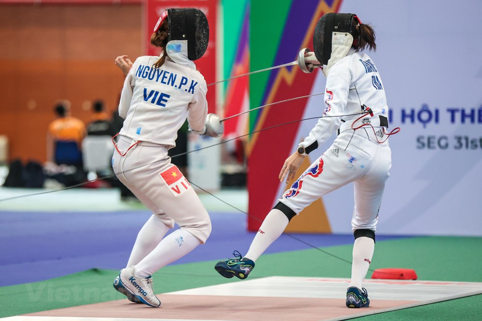 Tuan also said that as per the original plan of the coaching staff, athletes would take part in international training courses in the Republic of Korea, Croatia, and France, each lasting seven to ten days. However, due to force majeure, this plan was not carried out. In the past two years, on account of the Covid-19 pandemic, the fencers have almost practiced only in the country. Besides, the national tournament system of Vietnamese fencing is rather underdeveloped. Even in the absence of the pandemic, there would only be two competitions each year. Besides, the lack training equipment is a headache for fencing coaches and athletes, which has been chronic Games after Games. Fencers themselves have to buy or order new breeches and plastrons online, or wear the ones used years ago. (Photo: VietnamPlus)