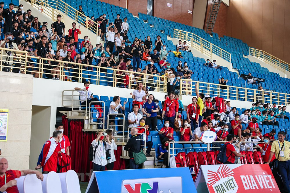 The 31st Southeast Asian (SEA) Games will be the greatest regional meet in Vu Thanh An’s career. The ASEAN No 1 fencer (L) carried the national flag for Team Vietnam and is targeting two gold medals. “It is a very special SEA Games for me. First, it is a showpiece organised in Vietnam and my home town Hanoi, a rare opportunity that an athlete may have just once in a lifetime if he is lucky. Second, I have to do two jobs at once: practising for a tournament and fighting against COVID-19. And third, because of the pandemic, athletes are put in an unusual situation. In the past, we had up to eight competitions per year. This year, nothing. It has not ever happened before”, An said. (Photo: VietnamPlus)