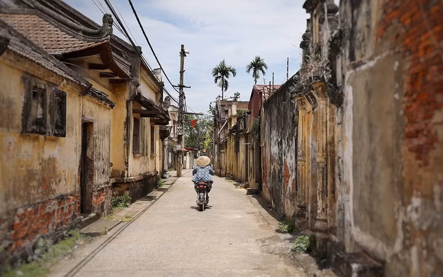 Cuu ancient village is located in Van Tu commune in Hanoi’s outskirts district of Phu Xuyen. The village boasts its ancient villas in mixed Vietnamese and French architecture style in the early twentieth century. (Photo: Vietnamplus)