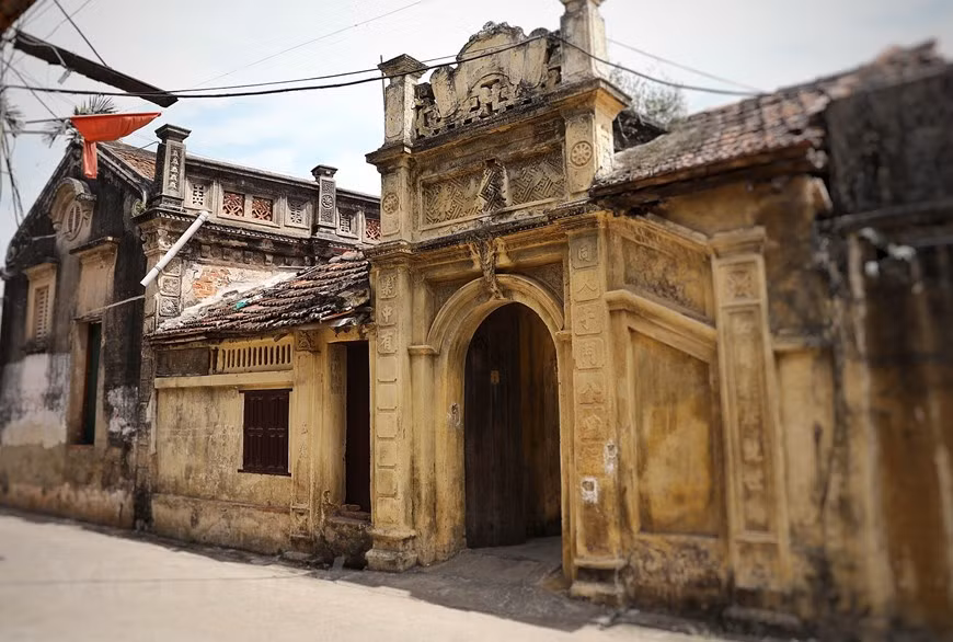 Cuu village's houses still retain the ancient and luxurious features hidden behind the yin and yang tile roofs, combined with carvings and intricate arches. (Photo: Vietnamplus)