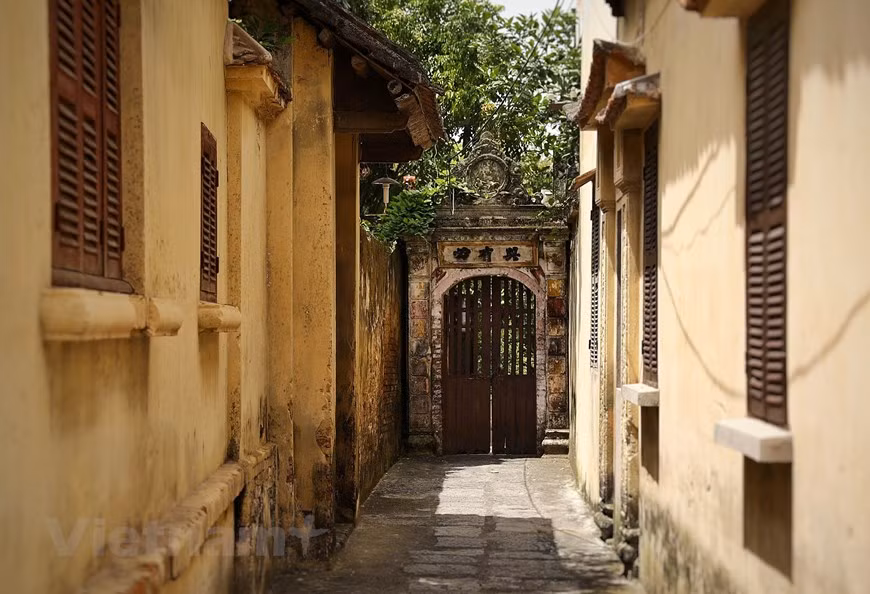 Through ups and downs, Cuu village still has architectural values as a symbol of prosperity, once known as 'Hanoi's western village'. (Photo: Vietnamplus)