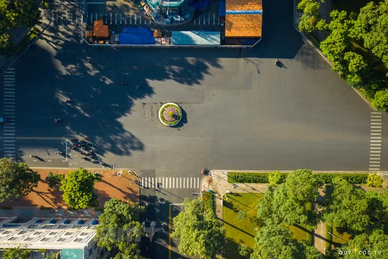 Starting from 0am on July 9, Ho Chi Minh City applied social distancing measures under the Prime Minister’s Directive 16 to prevent the spread of SARS-COV-2 virus. In the photo: quiet Notre Dame Cathedral viewed from above. (Photo: Vietnamplus)
