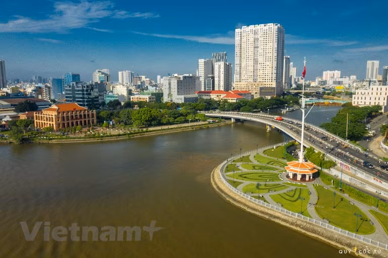 If any individual fails to comply with Directive 16 on social distancing, medical quarantine will be enforced according to the provisions of law. In the photo: Nha Rong Wharf, where late President Ho Chi Minh left to seek ways for national salvation 100 years ago. (Photo: Vietnamplus)