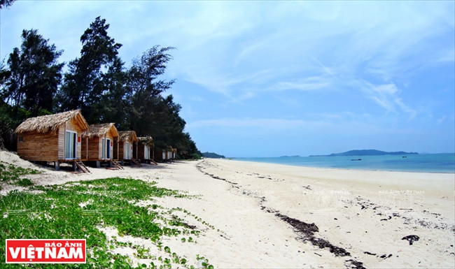 Small wooden houses on Hoang Van beach (Photo: VNA)