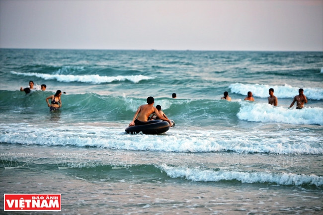 The sea in Co To is clear and fresh (Photo: VNA)
