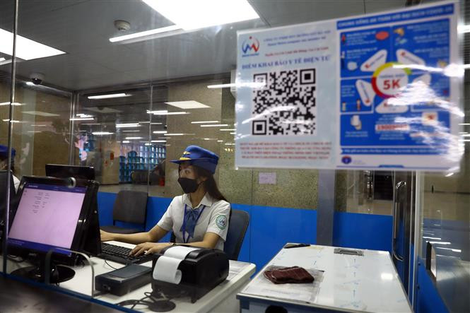 The price of the tickets for the metro is 7,000 VND (0.31 USD) at the lowest for a trip and 30,000 VND for a day pass. A monthly pass for a passenger is priced at 200,000 VND. (Photo: VNA)