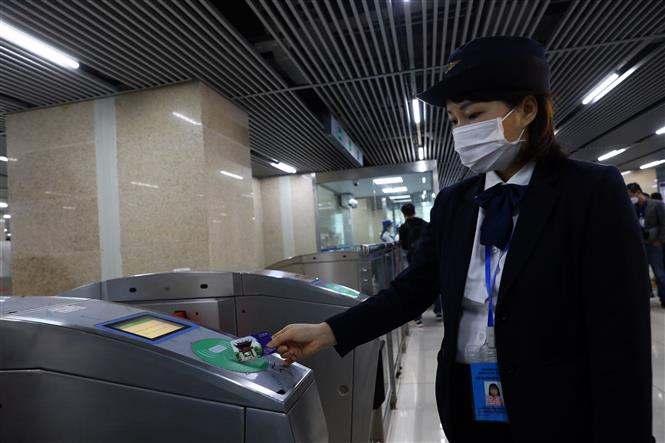 The capital city is offering free travel for all passengers during the first 15 days after the line is put into operation. (Photo: VNA)