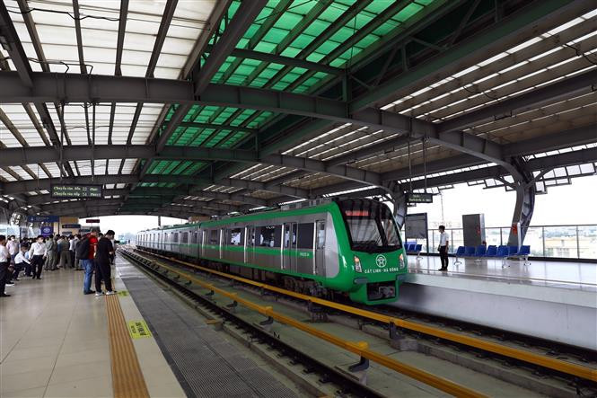 The elevated line is more than 13km long and has 12 stations and 13 trains. Each train, whose designed speed is 80 km per hour, has four carriages capable of carrying over 960 passengers. (Photo: VNA)