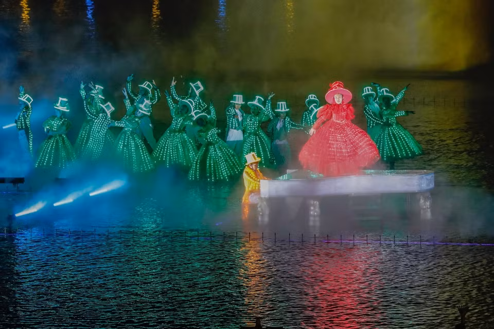 Artists wearing masks, wearing sophisticated costumes with LED lights perform on a floating stage, creating an atmosphere like a carnival in Venice. (Photo: Vnexpress)