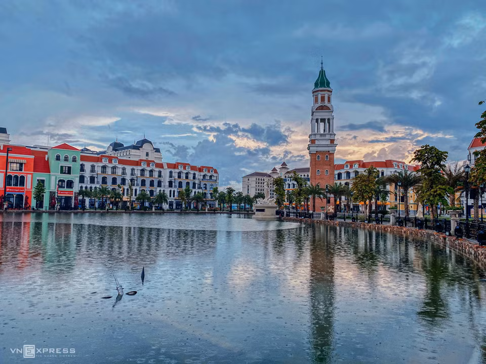 The central square reminds visitors of the San Marco square in Venice. In the distance is a tower reminiscent of the bell tower of St. Marks in red brick, in San Marco. (Photo: Vnexpress) 