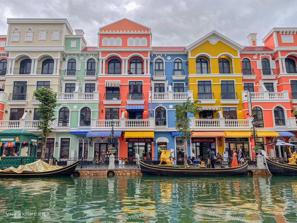 The canal is 400 m long, 25 m wide, with jade green color. On both sides are brightly colored houses. The colors of the houses are reminiscent of Burano island in Venice. The houses of white, blue, red, orange and yellow colours are what attracts tourists when visiting Burano, now recreated in the heart of Phu Quoc. (Photo: Vnexpress)