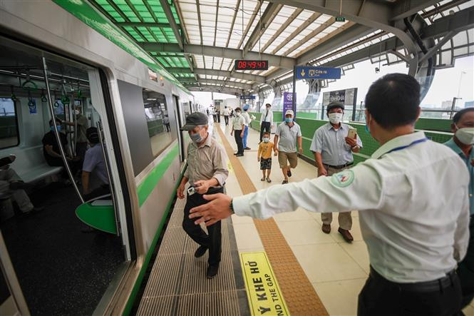 Passengers receive positive support while on train (Photo: VNA)