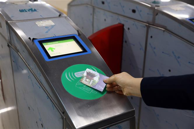 Passengers have to buy tickets and scan magnetic cards. (Photo: VNA)