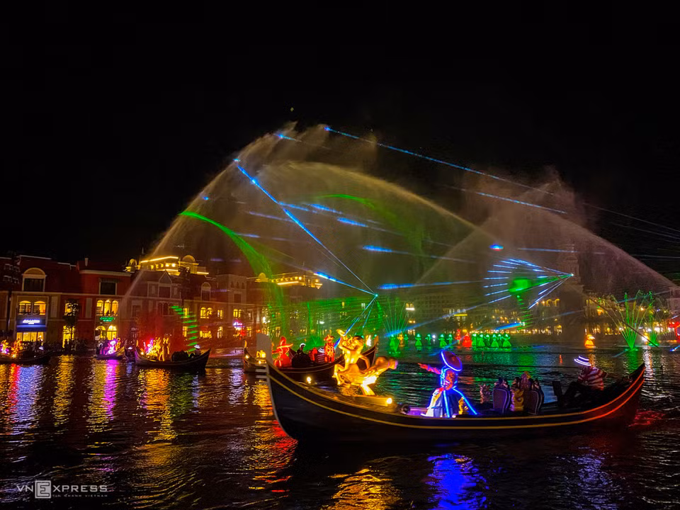 The show ‘Colours of Venice’ directed by Viet Tu, takes place at the square. The show is recognized as Vietnam’s largest water-based multimedia art show inspired by European cultural quintessence.(Photo: Vnexpress)
