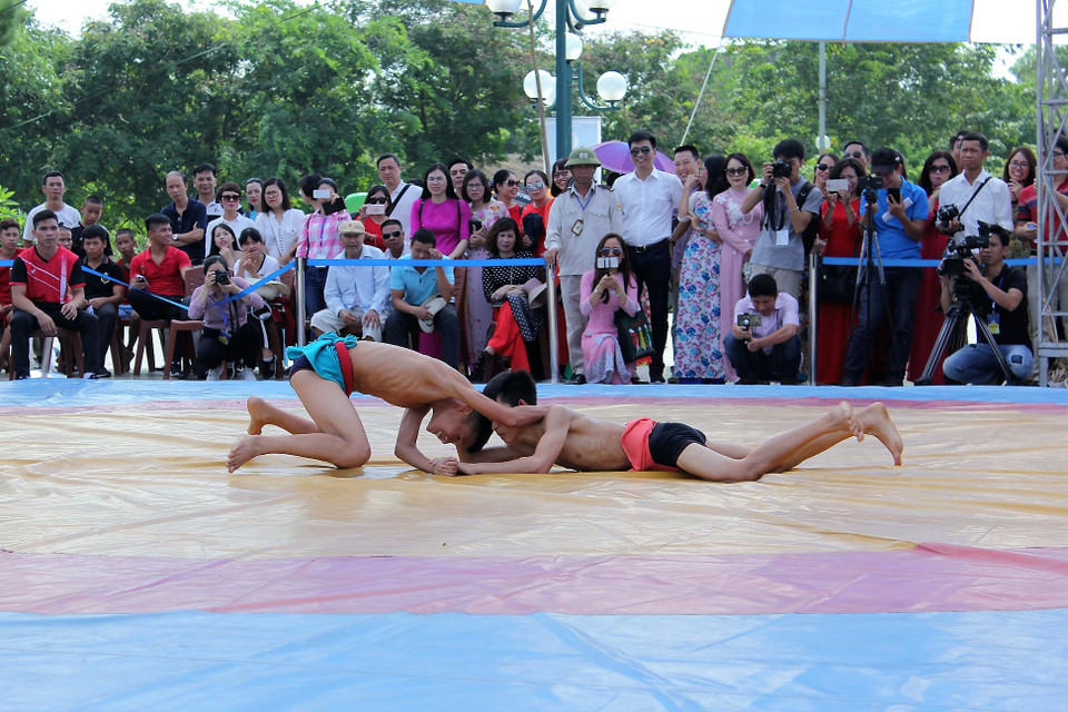 The game usually creates an exciting atmosphere and draws big audiences. (Photo: VNA)