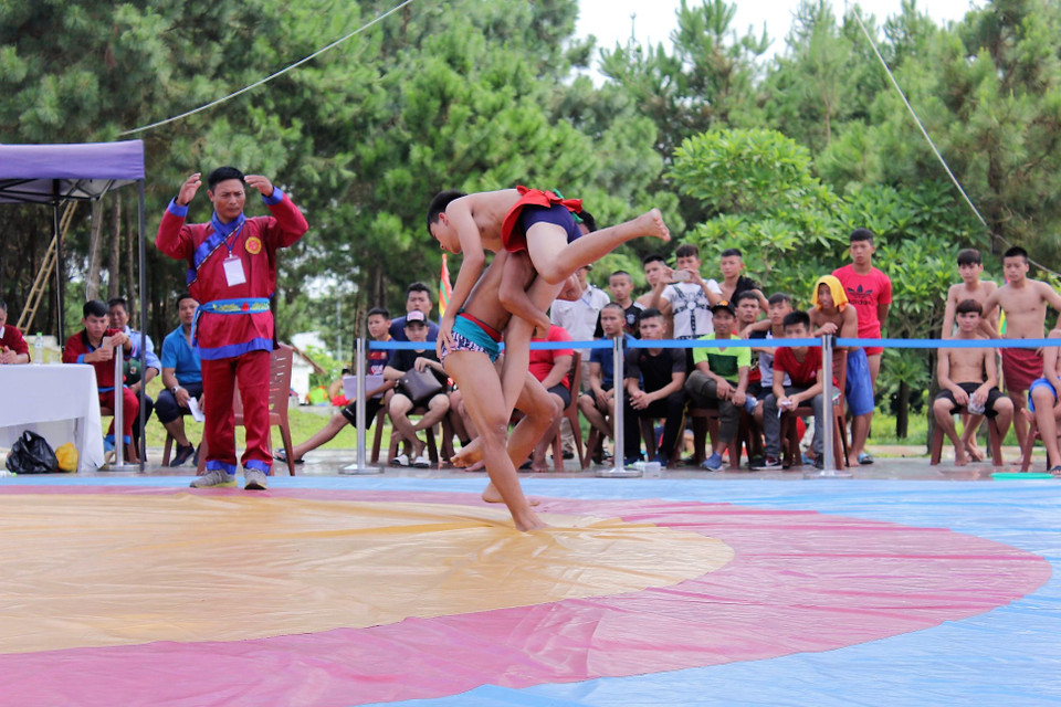 The tournament aims to promote traditional wrestling sport while creating an exchange for wrestlers from different ethnic groups nationwide. (Photo: VNA)
