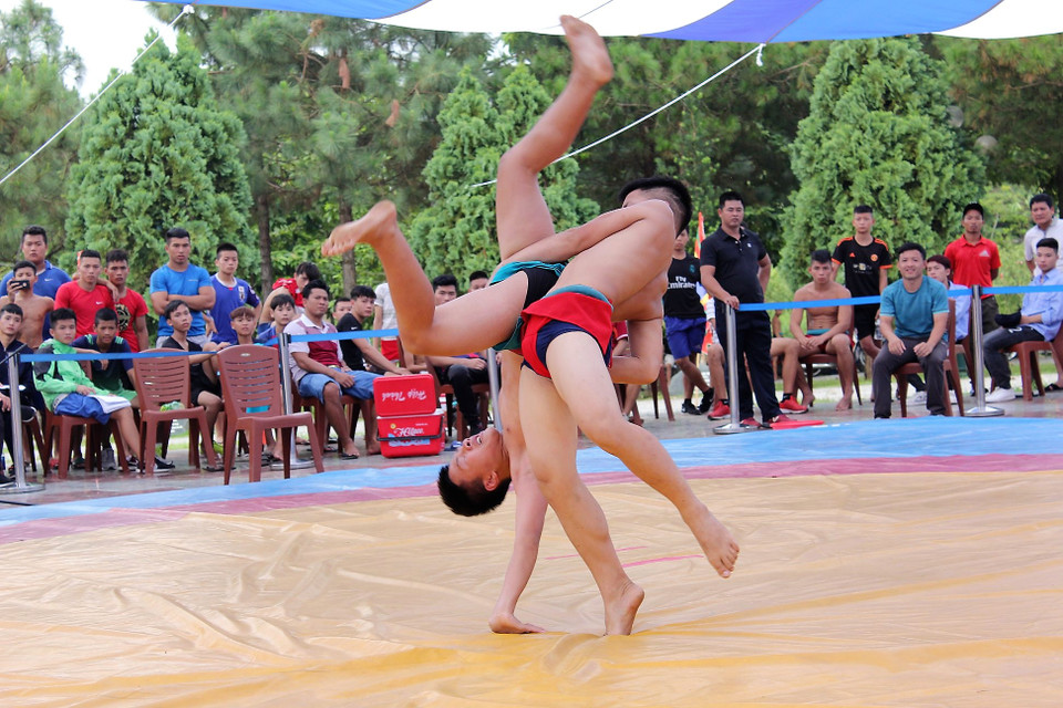 The winners are expected to set good examples in sense of spirit, pride and health, thus encouraging others in their localities to practice wrestling. (Photo: VNA)