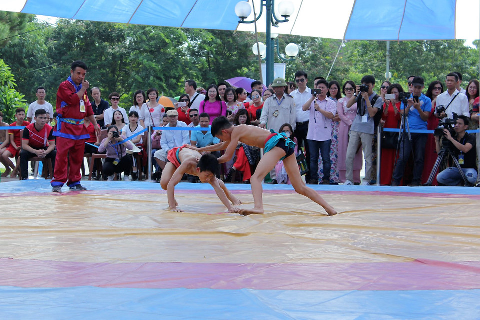 It features wrestlers’ spirit, skills, and strategies rather than physical strength. (Photo: VNA)