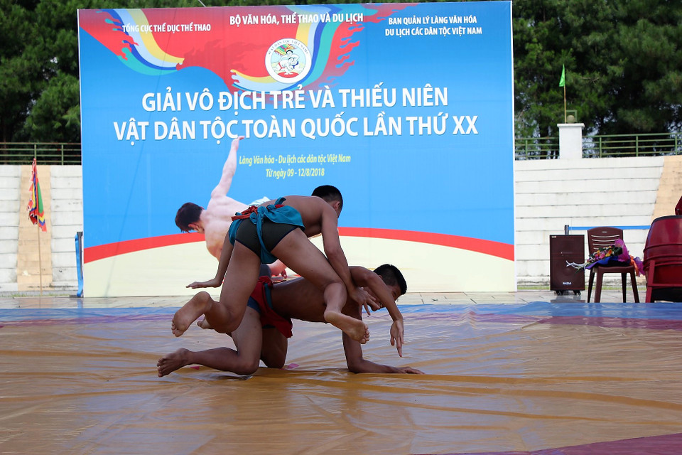 The game gathers more than 100 athletes from all over the country to compete in 14 weight categories. (Photo: VNA)