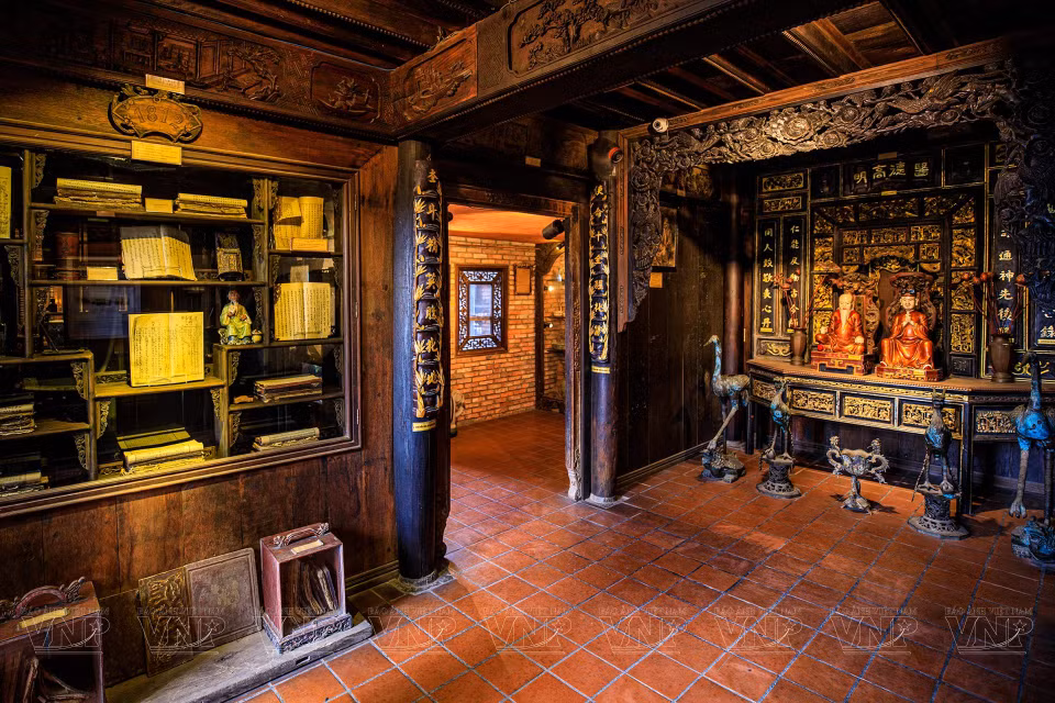 From the outside, the Museum of Traditional Vietnamese Medicine is not that big, sitting on a modest area of some 600 square metres. Once inside, visitors can enjoy the cultural value the owner has worked so hard to build. (Photo: VNP)