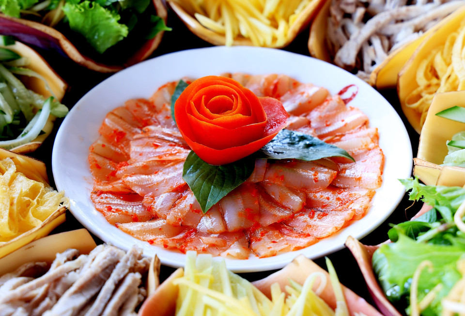 Other ingredients of the hotpot, known as “lẩu thả”, include fried eggs, cucumber, banana flower, pork belly, and young mango, cut into strips and put in red banana cabbage. (Photo: VNA)