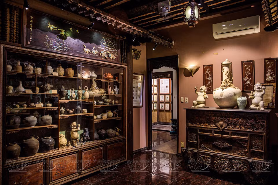 The interior is from an ancient house in Hanoi. Artisans dismantled the pillars, bricks, and stones to bring them to Ho Chi Minh City and recreate the traditional interior of an old-style Vietnamese home. (Photo: VNP)