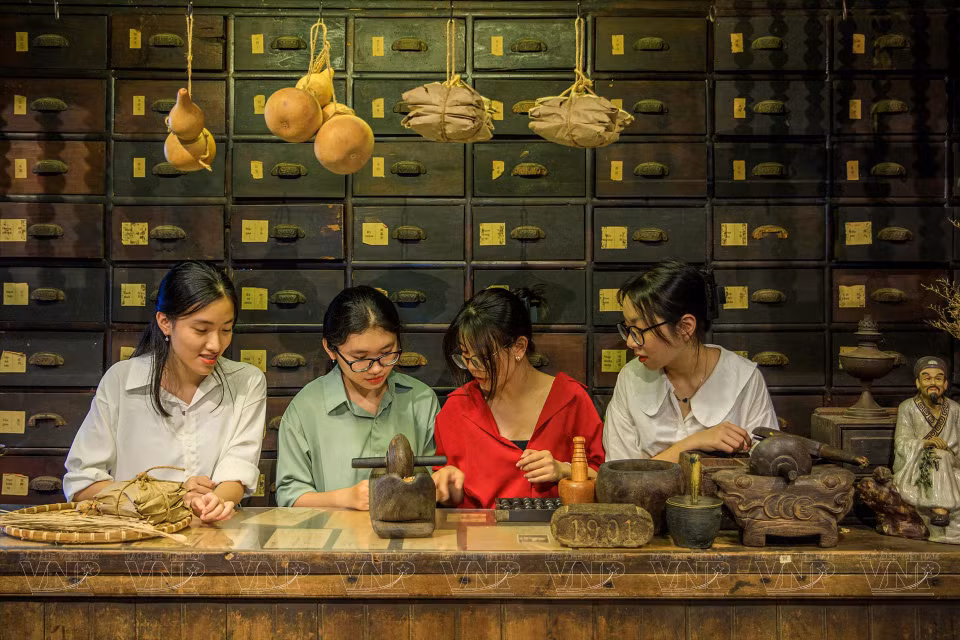 Visitors can experience the process of medicine production at the oriental medicine showroom. (Photo: VNP)