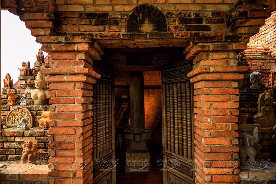 Each brick, roof tile, and column is meticulously cared for, along with a painstaking collection of works imbued with long-standing cultural and historical imprints. (Photo: VNP)