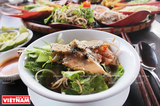 With its unique flavour, Binh Thuan’s seafood hotpot is among the 100 tastiest Vietnamese dishes as chosen by the Vietnam Record Association (Vietkings) in 2020-2021. (Photo: Vietnam Pictorial)