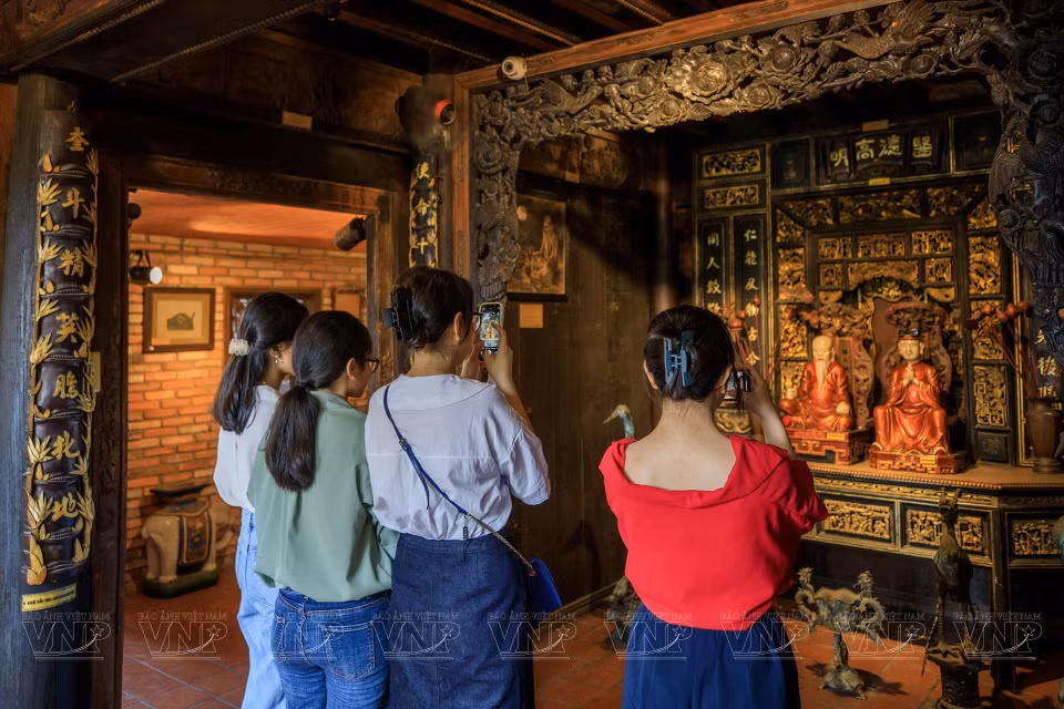 Visitors at the museum (Photo: VNP)