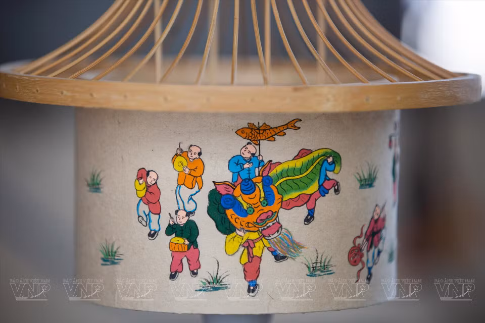 A lantern with the theme “Lion Dance” in a Hang Trong painting. (Photo: VNP/VNA)